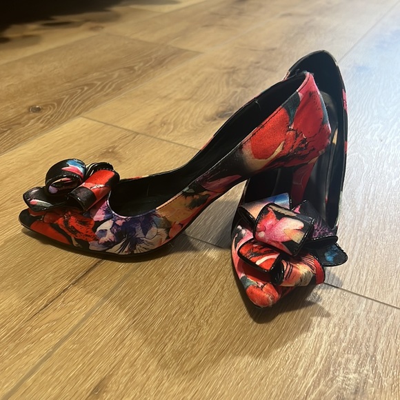 Floral Heels with Bow - Picture 6 of 7